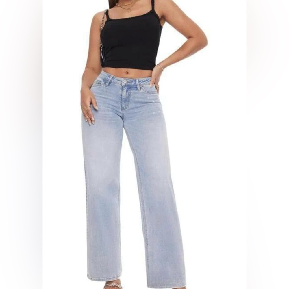 NWOT Medium Blue Wide Leg Jeans with Classic Denim Style - Picture 1 of 6